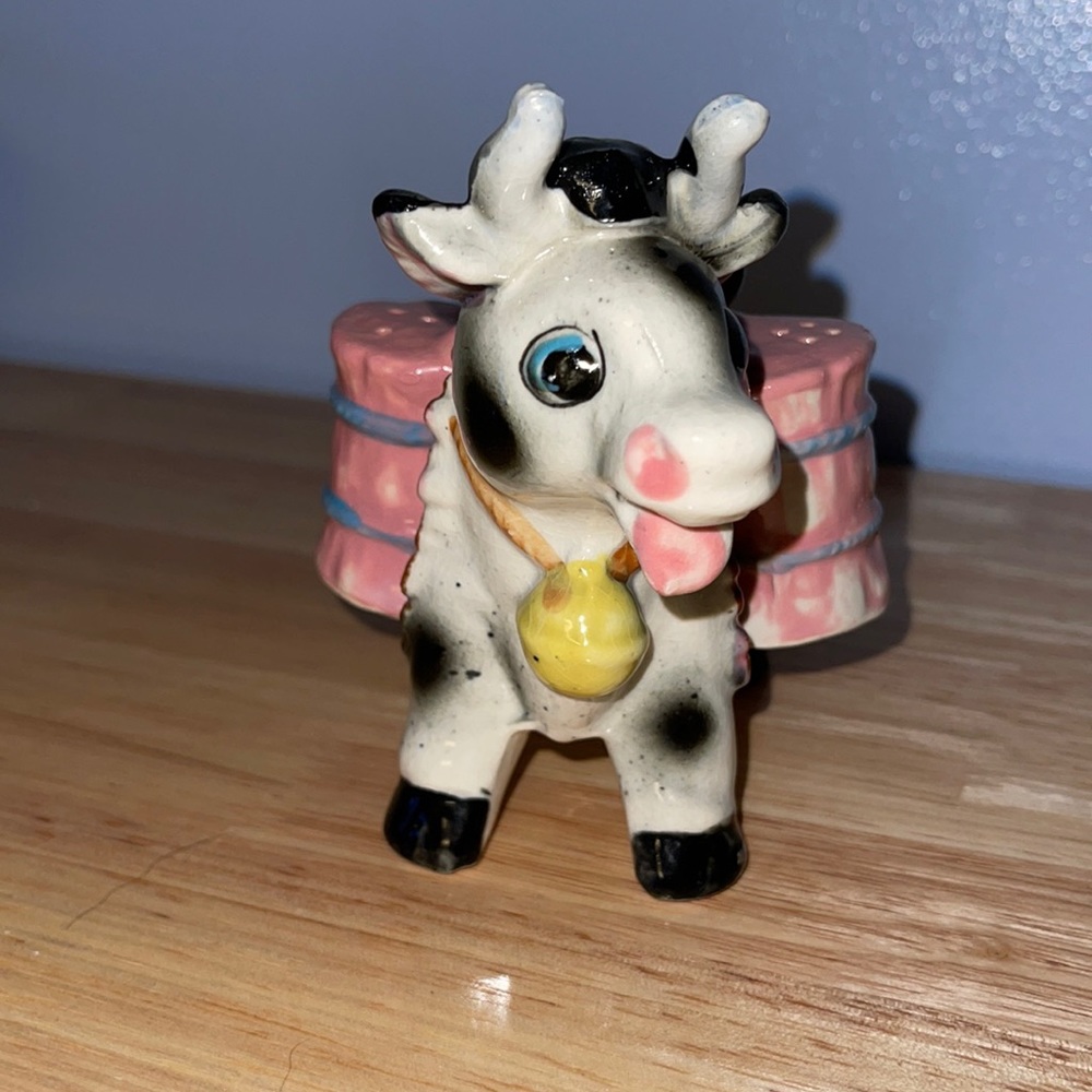 Vintage Cow Salt and pepper shakers!